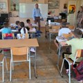 Stevović u Vlakči: Tatami podloga i nova oprema za bolje uslove za sport u školi