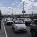 Skoro sat vremena za par kilometara, ali većina misli da se isplati: Koliko Evropljani provode na putu do posla?