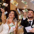 "Ispod 200 evra sad je smešno i pričati" Beograđani o tome koliko stavljaju u koverat mladencima, otkrili i zlatno pravilo…