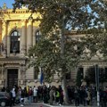 Građani se okupili ispred Valjevske gimnazije da isprate studente koji pešače za Beograd