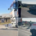 Havarija na auto-putu Beograd - Novi Sad: Sudarili se kamion i dva automobila - petoro povređenih (video)