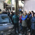 Redovi ispred filijale, Srbi bezuspešno pokušavaju da podignu svoj novac: Priština nam daje do znanja da za nas nema mesta!