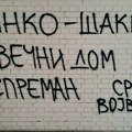 Grafit mržnje na ulazu u zgradu gde živi novinar Dinko Gruhonjić