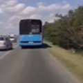 Divljačka vožnja na putevima se nastavlja Za delić sekunde izbegnuta tragedija (video)