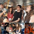 Pogledajte Kako zvuči Raspevani autobus Horisti pretvorili „harmoniku” u koncertni prostor (video)