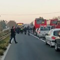 Ogromna gužva i zastoj paralisali put u Malom Požarevcu: Autobus "Laste" se pokvario, građani blokirali saobraćaj (video)