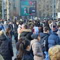 Studenti i građani blokirali Ruzveltovu ulicu na 15 minuta, odali poštu žrtvama pada nadstrešnice u Novom Sadu (foto)