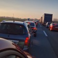 VIDEO Nema kraja koloni: Ljudi i dalje pristižu u Novi Sad, evo kakva je trenutna situacija na auto-putu