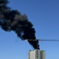 Eksplozije odjekuju berlinom, crni dim nad gradom! Buknuo stravičan požar na neboderu, 100 vatrogasaca na terenu (foto, video)…
