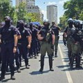 Pripadnici Žandarmerije potisnuli građane u Zemunu, ne dozvoljavaju im da priđu kolovozu (VIDEO)