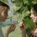 Horsko pevanje u manastiru kao izraz jednoumlja: Kritika filma „Nestašne devojke“