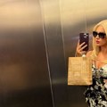 "Šta stane u tu: Torbicu?" Voditeljka se slikala u liftu, a ovaj detalj zbog veličine svi komentarišu (foto)