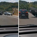 Oprez na novom delu auto-puta Miloš Veliki! Prevrnuta prikolica nasred kolovoza, velika opasnost!