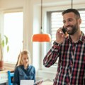 Oko sedam minuta dnevno na telefonu, fiksni sve manje zvoni Svaki građanin Srbije dnevno pošalje bar jedan SMS