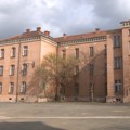 Nesreća u Nišu: Žena poginula kada je palo drvo u dvorištu Prekršajnog suda