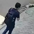 Horor na ulici Mladić mirno hodao, a onda je odjednom propao u zemlju - kamera snimila jeziv prizor! (video)