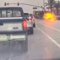 Uznemirujuće! Tinejdžer u plamenu nakon sudara Drug mu pritrčava u pomoć, očevici u šoku (video)