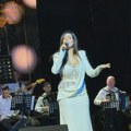 Tanja Savić bila specijalna gošća na koncertu Snežane Đurišić: Blistala u belom, pa hitovima digla publiku na noge FOTO