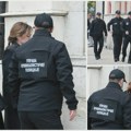 Sve vrvi od policije oko Rektorata, veliki broj službenih vozila i uniformisanih policajaca: Pogledajte prve fotografije nakon…