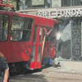 (FOTO, VIDEO) Tramvaj iskočio iz šina na Dorćolu i udario u zgradu, ima povređenih