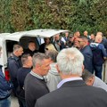 Bolne scene na sahrani supruge pokojnog Halida Bešlića: Sin neutešan, okuplja se veliki broj ljudi (Video)