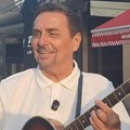 Narod sa svih strana: Dragan Kojić Keba zapevao na ulicama Niša i oduševio građane (foto)