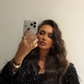 Emina obukla topić, a ravan stomak u prvom planu: Vreli selfi pevačice na mrežama svi komentarišu (foto)