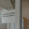 ,,Kako vrata zatvarao tako ti Bog pomog’o“ na ulazu Zdravstvenog centra