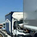 Uništena šoferka na kombiju! Jezive slike sa mesta nesreće u Surčinu: Vatrogasci sekli vozilo da izvuku povređenog (foto)