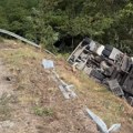 Teška saobraćajna nesreća kod Niša: Šleper pokidao ogradu, sleteo s puta, pa se prevrnuo (video)