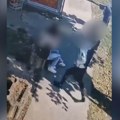 Jezive scene nasilja ispred škole u Sremskoj Mitrovici: Šutira devojčicu u glavu i udara pesnicom, a drug mirno gleda video