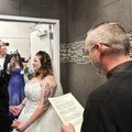 Ovakvo venčanje niste videli: Mladenci se zarekli na večnu ljubav u toaletu benzinske pumpe