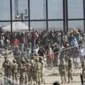 Haotične scene u Teksasu: Velika grupa ilegalnih imigranata probila ogradu u El Pasu i napala graničare