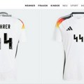 „Adidas“ povlači nemački dres sa brojem 44