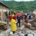 Potresne scene u jablanici: Bračni par tražio poginule rođake, Amra plivala sa sinom u naručju (foto)