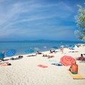 Ovo su srpski turisti u Grčkoj 2025! Prizor na plaži zaprepastio turiste, pobesneli zbog ove fotografije pa zaratili na…