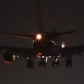 Avion se motorom zakucao u pistu! Zver sletela po tajfunskom vetru, video zapalio mreže (video)