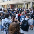 uživo Protesti u Srbiji: Blokada novosadskog suda, skupovi podrške uhapšenim studentima u Beogradu i Novom Sadu