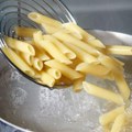 Ne bacajte vodu u kojoj se kuvala testenina: Evo kako je sve možete iskoristiti u domaćinstvu!
