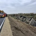 Saopštenje MUP-a: Dve osobe poginule, oko 80 povređeno u saobraćajnoj nesreći