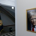 (Foto/video) Donald Tramp ima novi portret sa crvenom kravatom, iza njega crna pozadina i pogled ispod obrva