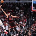 Adetokumbo se oporavio od povrede i vodio tim do pobede nad Čikagom, dobra partija Vučevića