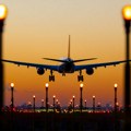 Ovakav sudar još niste videli! Avion prilikom sletanja zakačio kombi i razneo ga! Snimak je zastrašujuć!