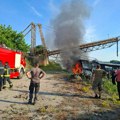 Zapalio se brod nasukan u Apatinu: Vatrogasci se i dalje bore sa vatrom (foto)