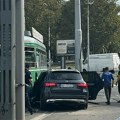 Vozač automobila se zakucao u tramvaj: Nesreća na Autokomandi, policija na licu mesta