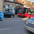 Sudar gradskog autobusa i automobila u centru Niša