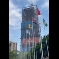 "Iznenada je postalo nasilno": Novi dramatični snimak sa Tajvana: Neboder se drma, metalne šipke padaju dole