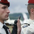 Француски војници скривају своје ознаке у Украјини