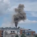 Veliki požar na Voždovcu: Gust crni dim kulja visoko nad naseljem, gori poslednji sprat zgrade