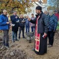 Osveštani temelji konaka pored crkve Svetog Arhangela Gavrila u Pridvorici